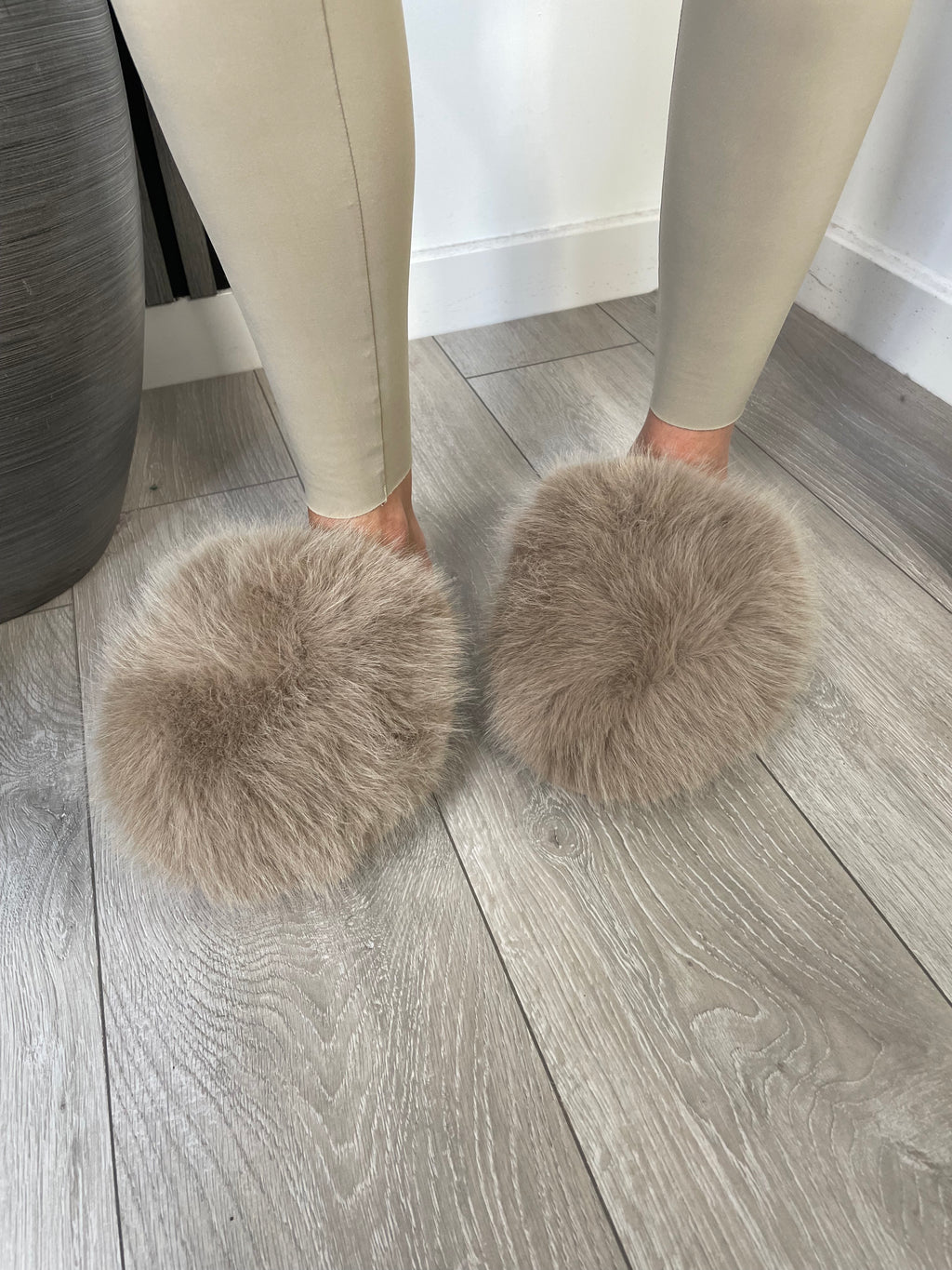Round toe flat shoes